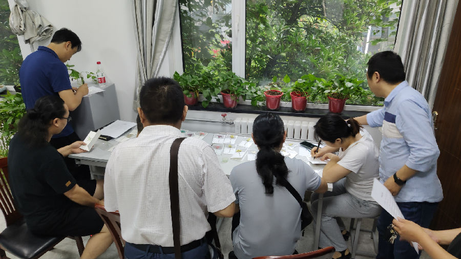 用图二:教师们填写祝福卡片.jpg